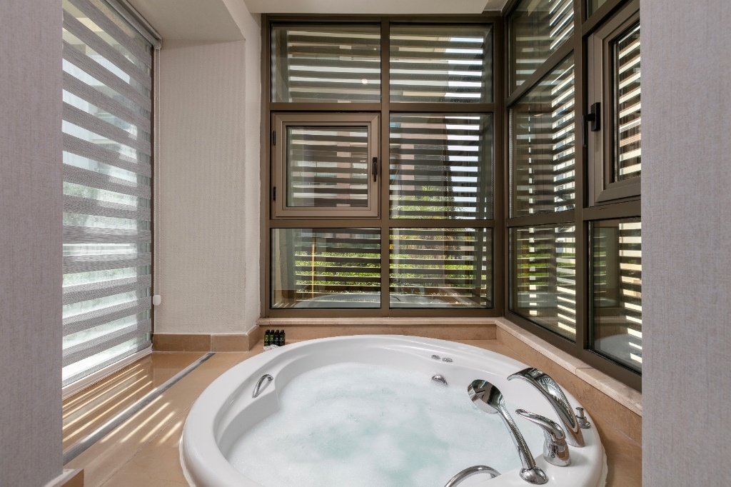 Family Room With Jacuzzi 4