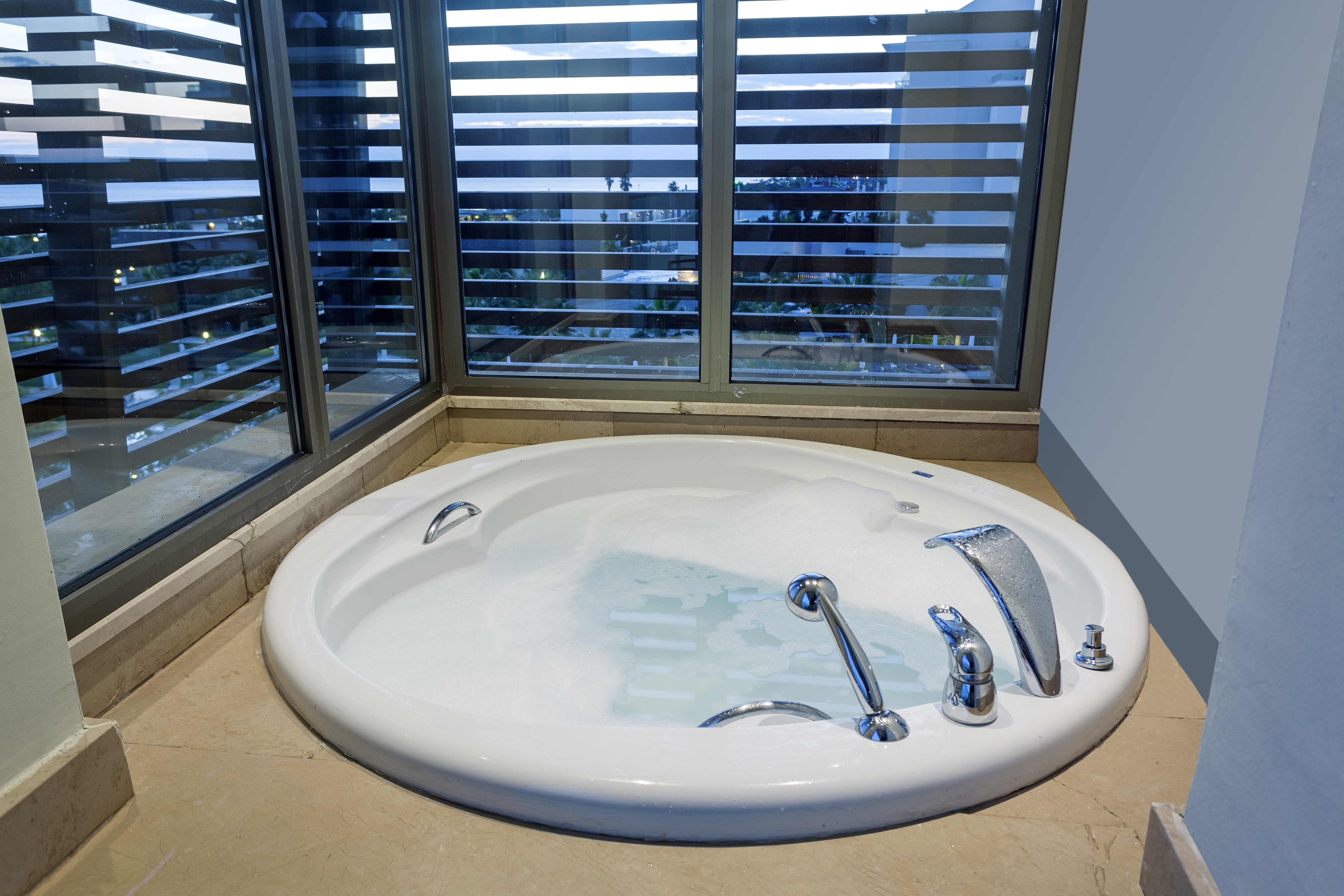 Deluxe Jacuzzi Balcony Sea View 4