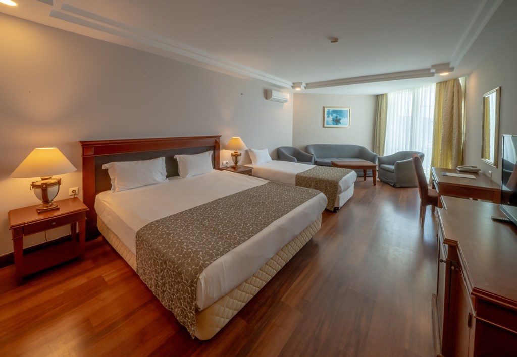 Coral Room 2+2 1