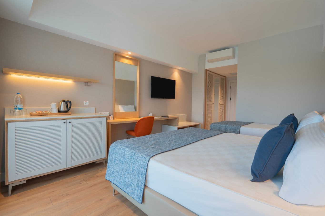 Triple Land Room 2