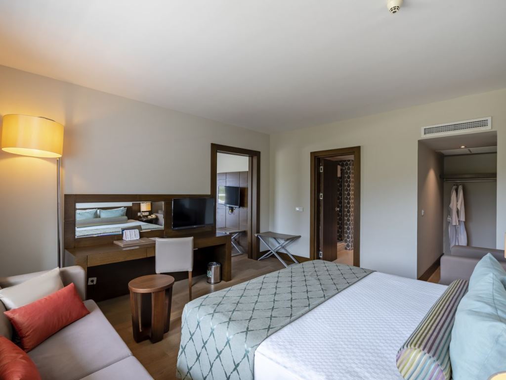 Family Suit Sea View Room 4