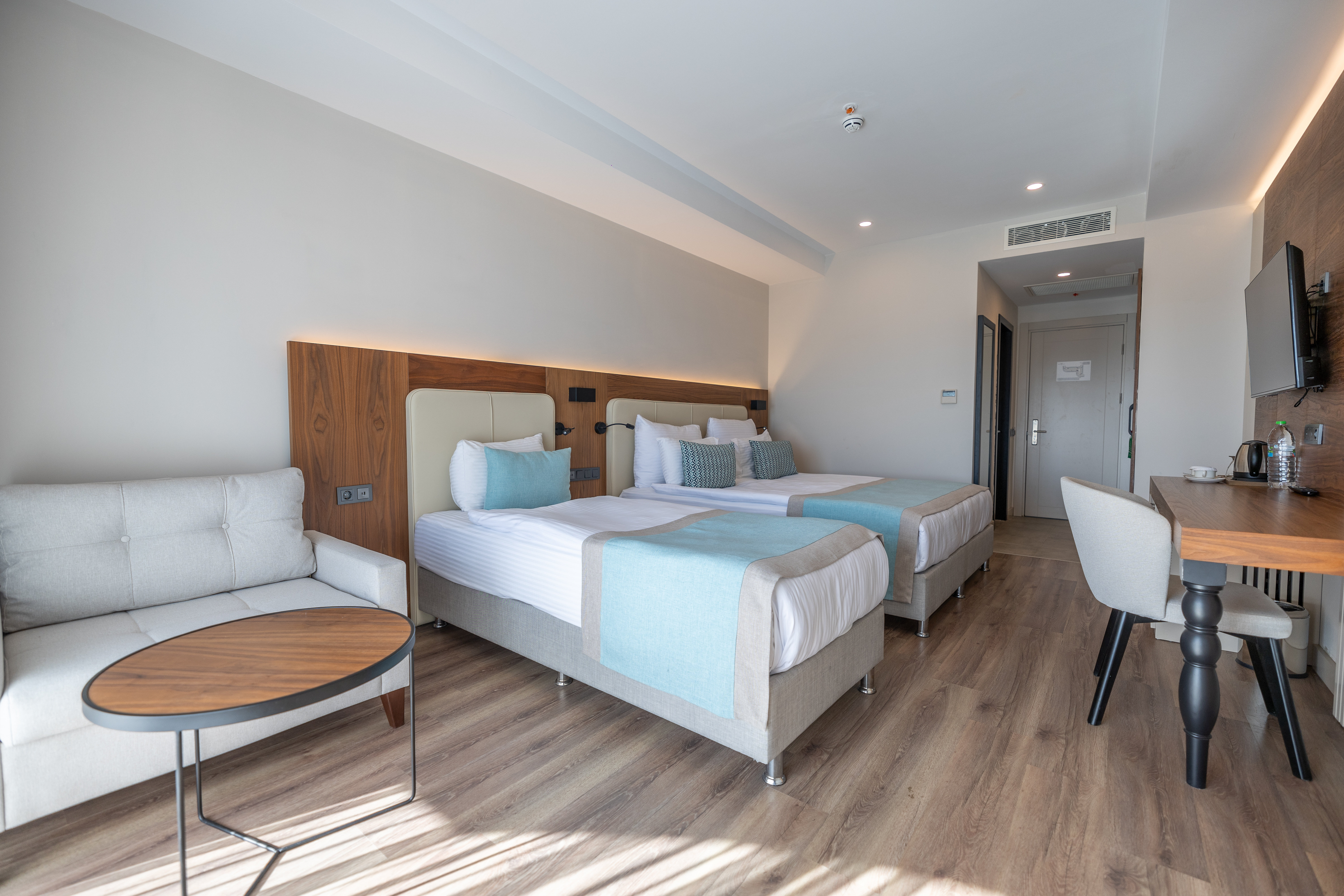 Std Room With Pool View 3