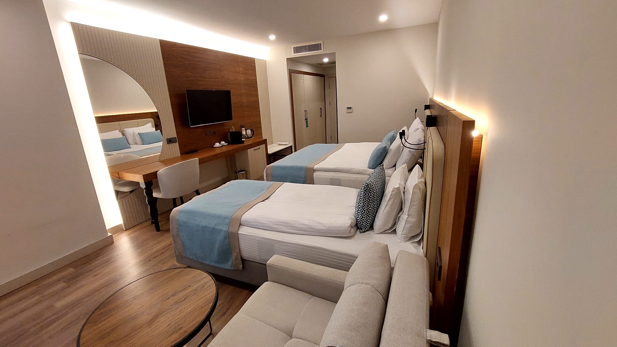 Std Room With Pool View 4