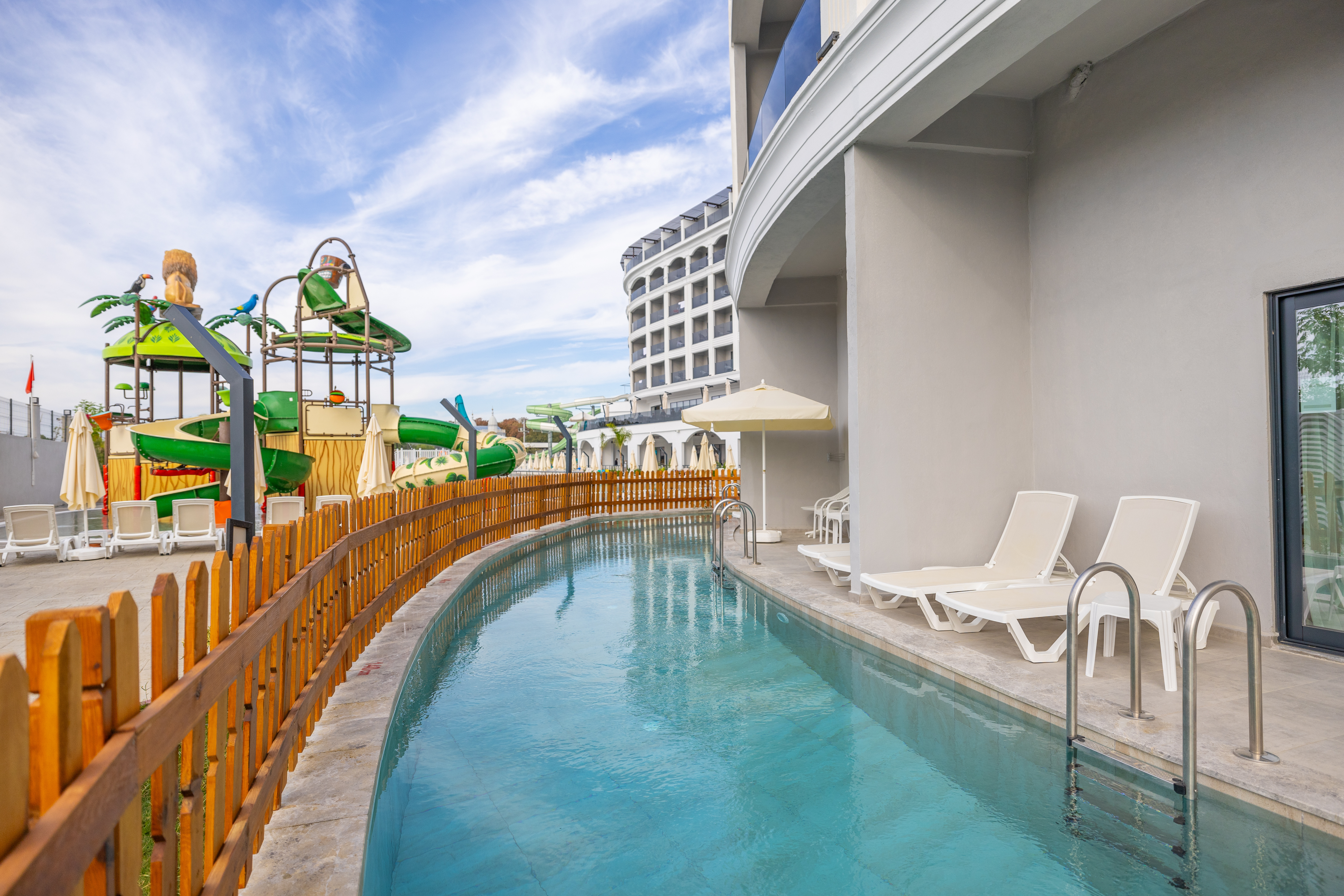 Swim-Up Room With Pool View 3