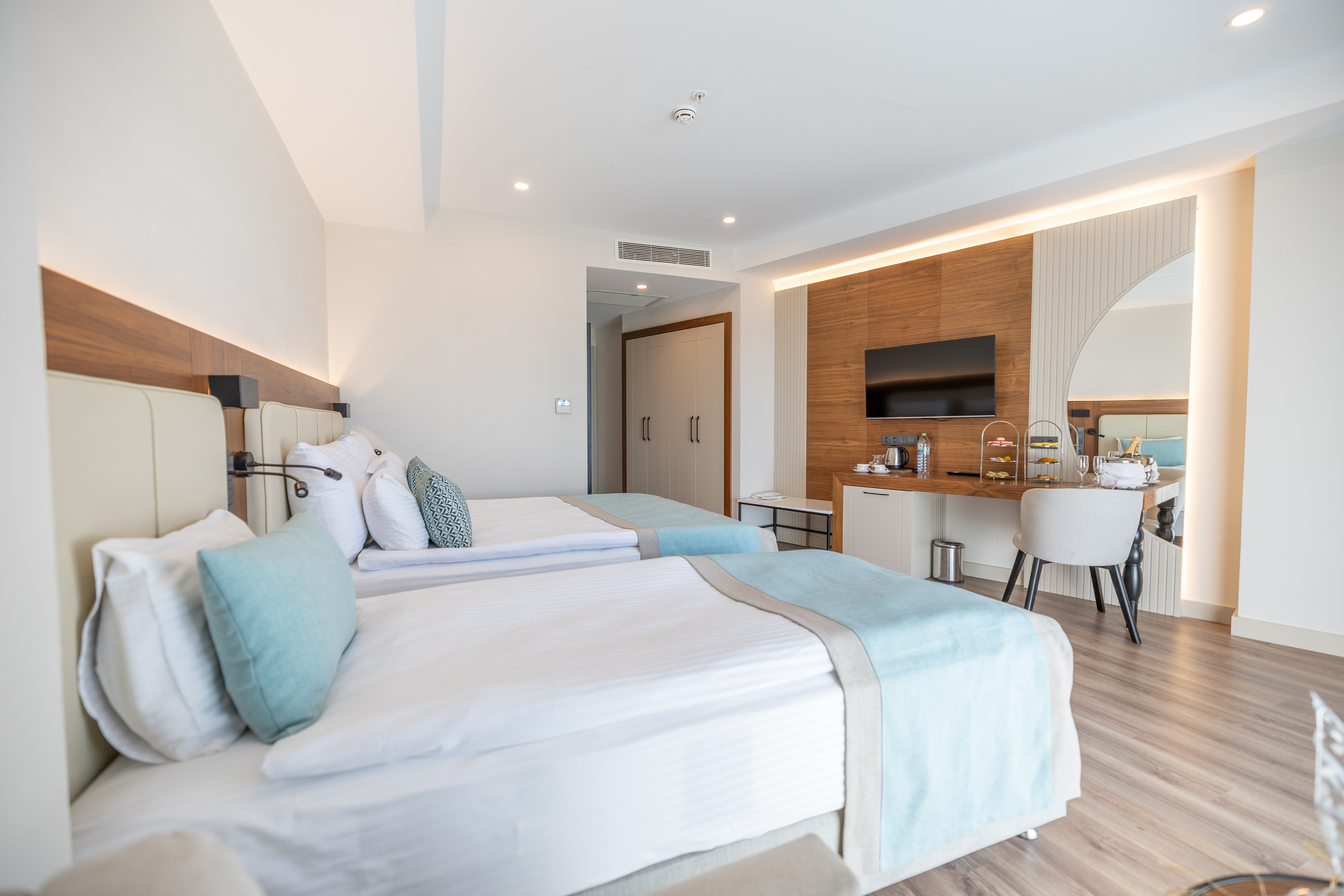 Std Superior Room With Pool View 2