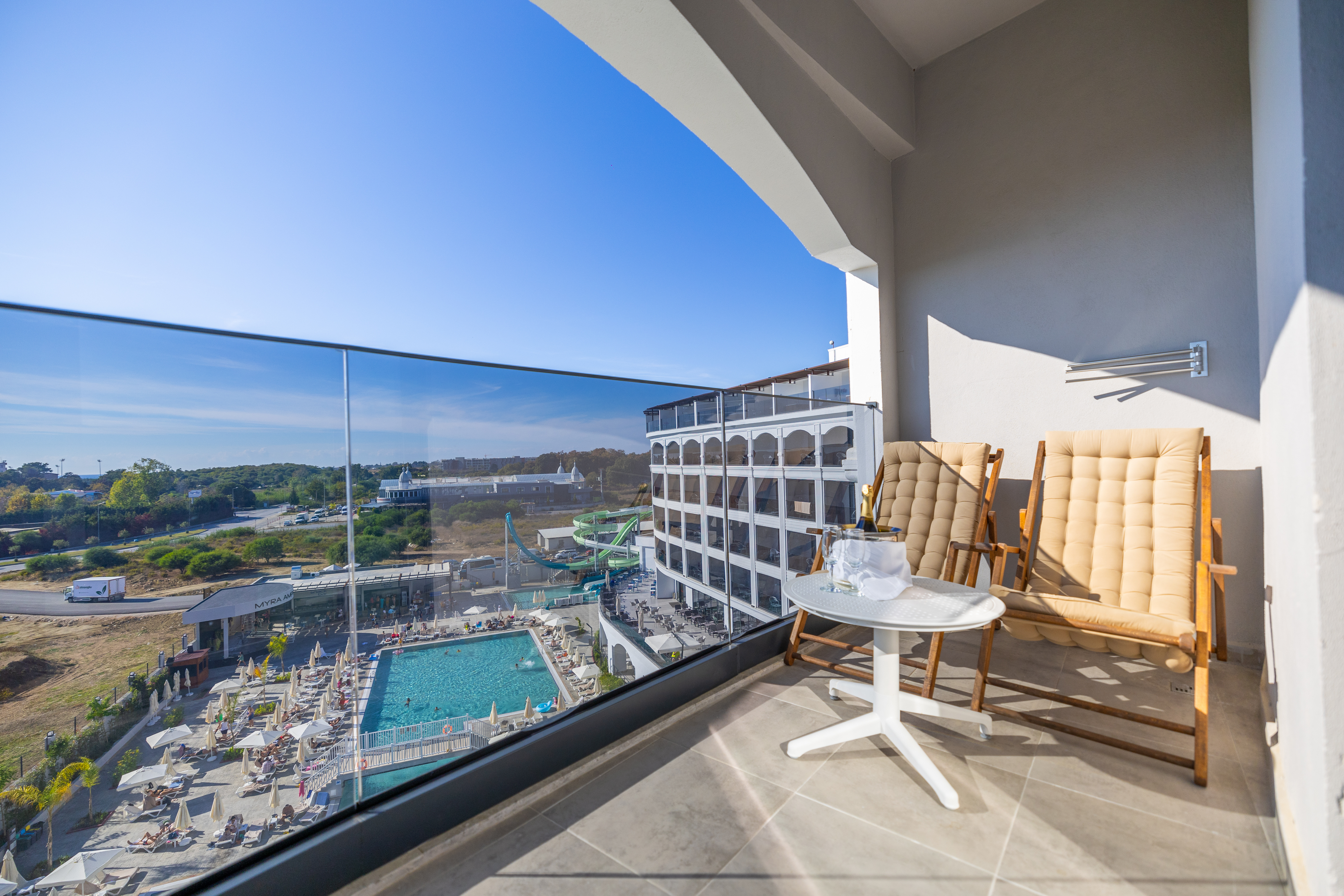 Std Superior Room With Pool View 3