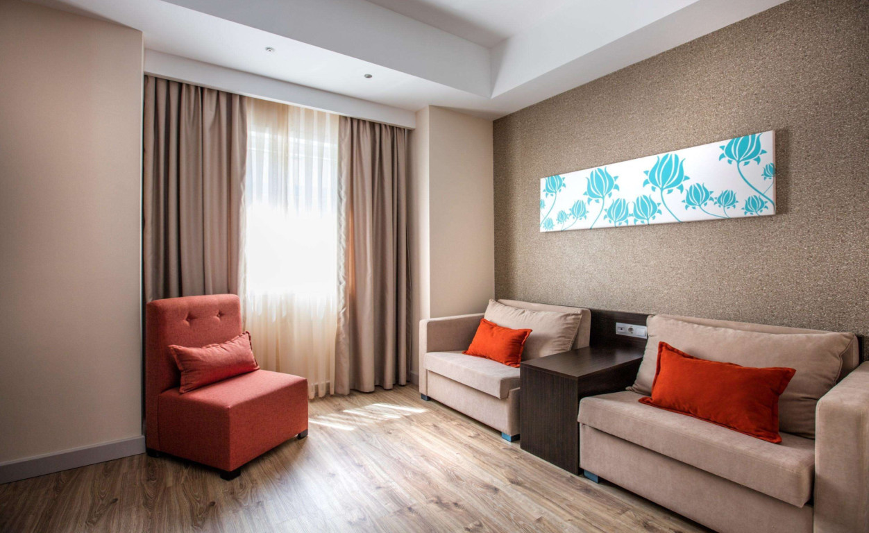 Club Family Room Land View 3