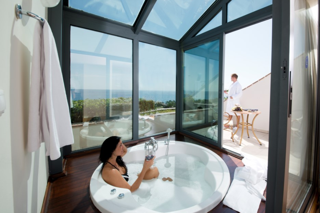 Jacuzzi Suite Room 3