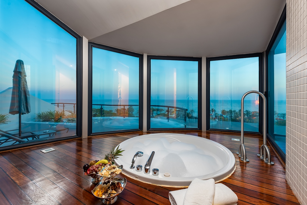 Deluxe Suite Sea View 1