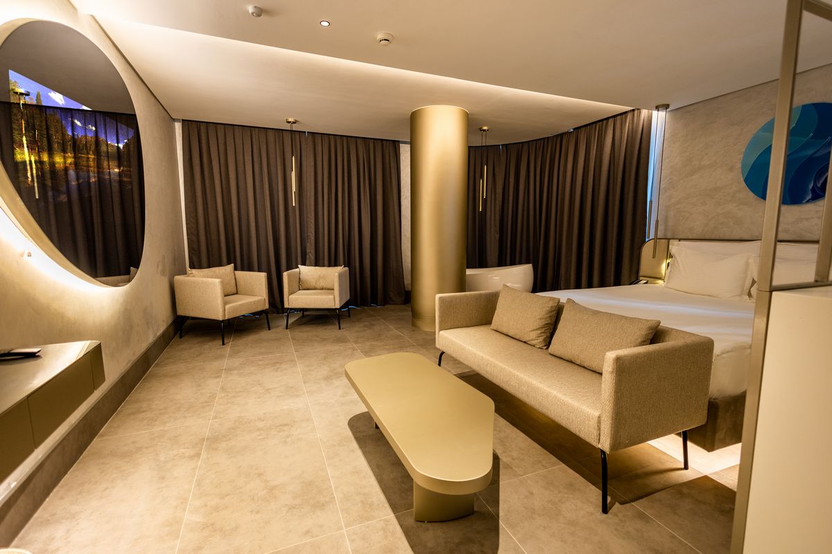 Honeymoon Suite 1