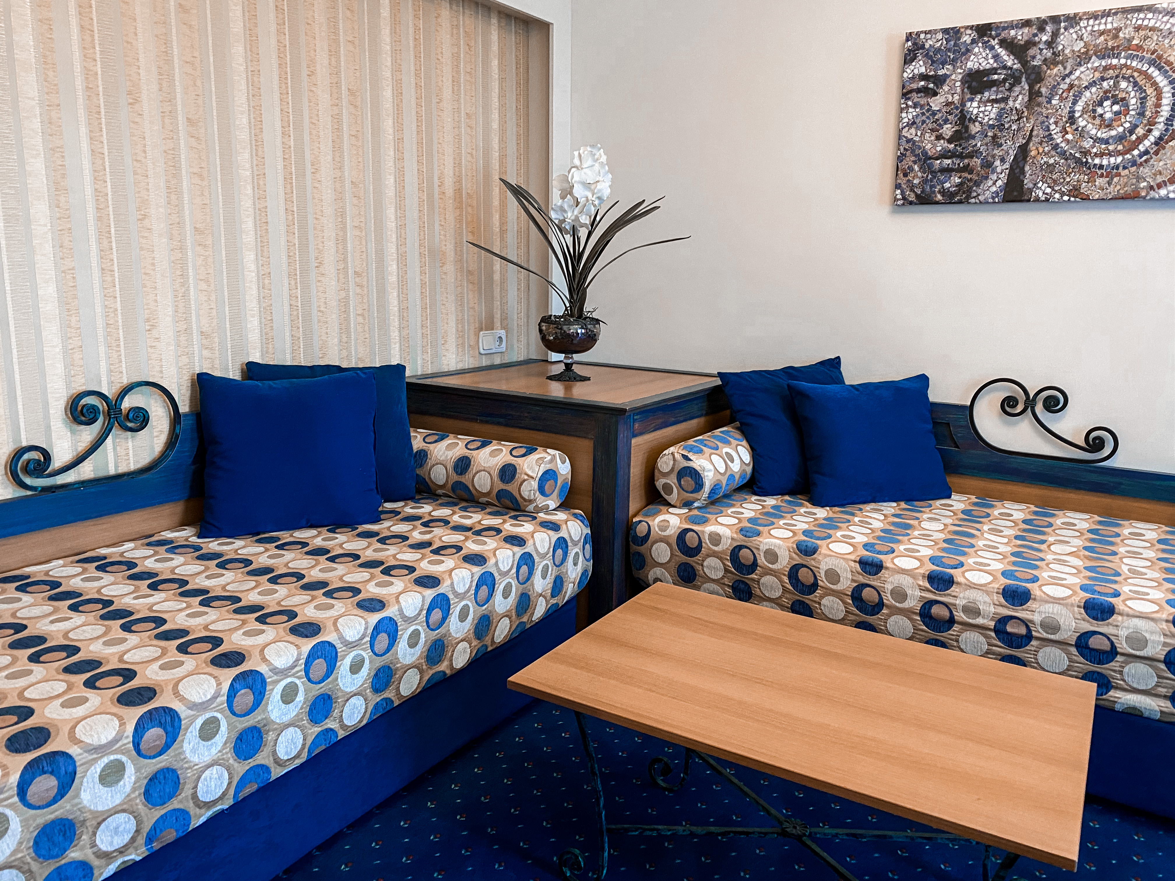Coral Room Family Land View 2