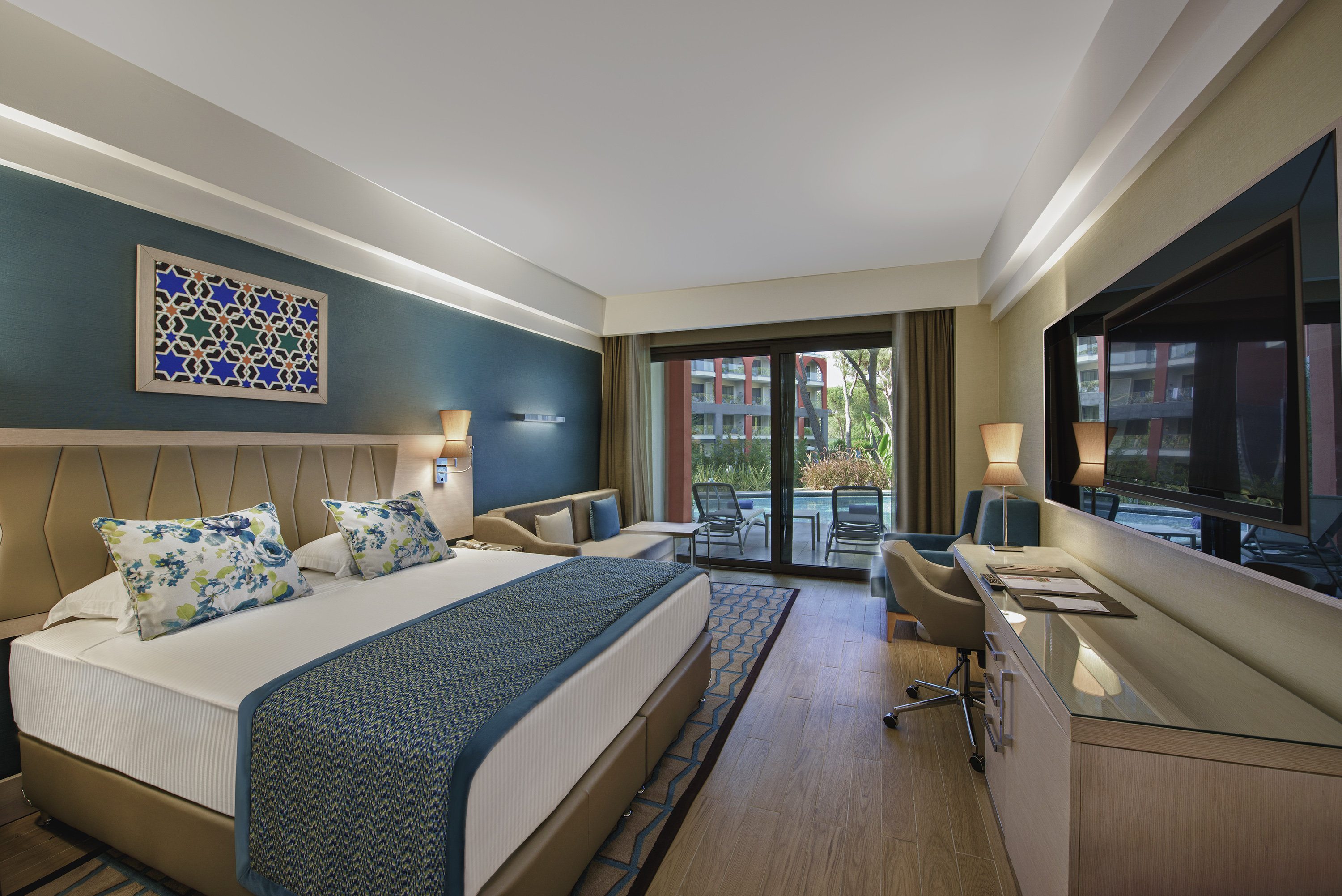 Deluxe Building Standard Swim-Up Room 1