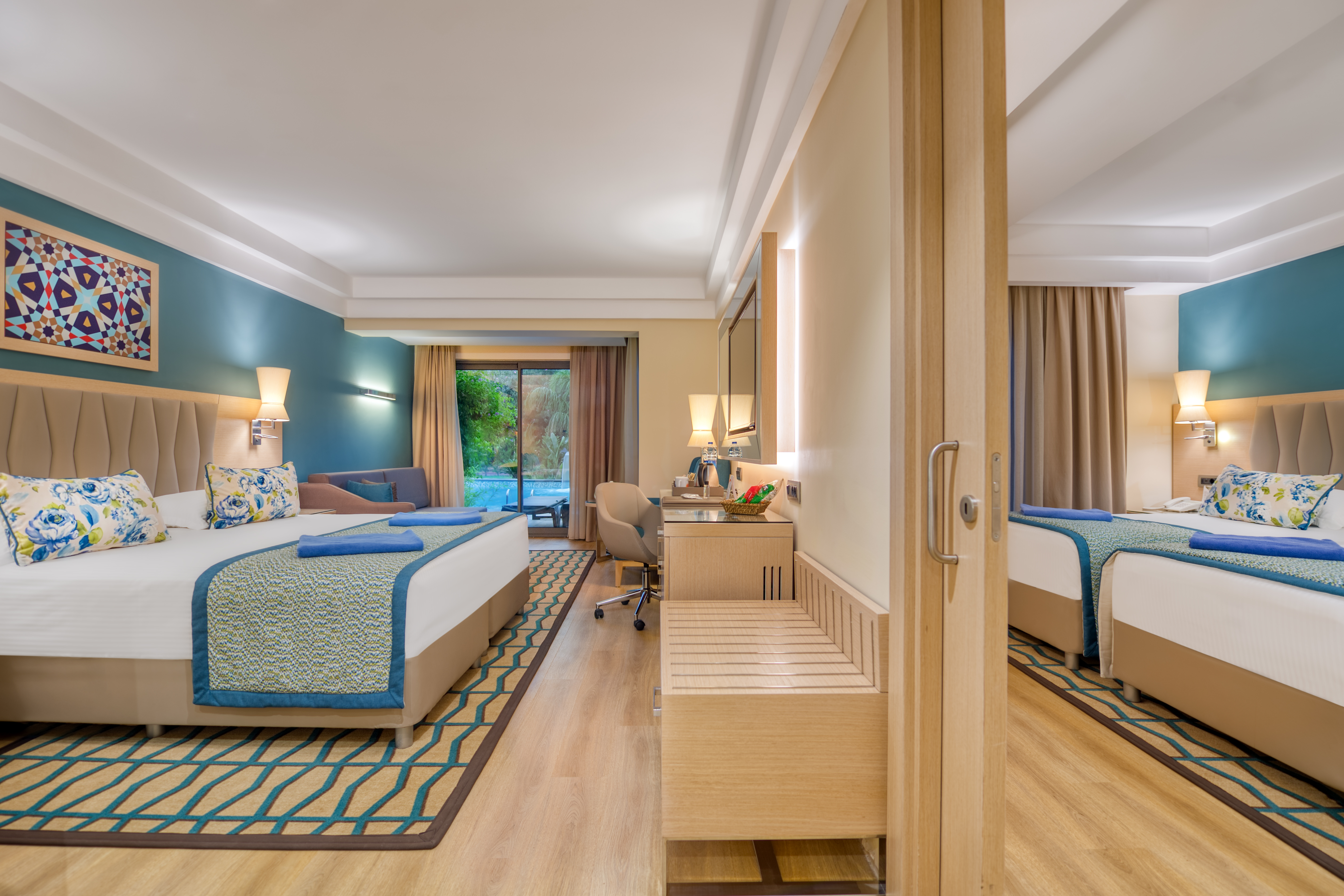 Deluxe  Swim-Up Suites 4