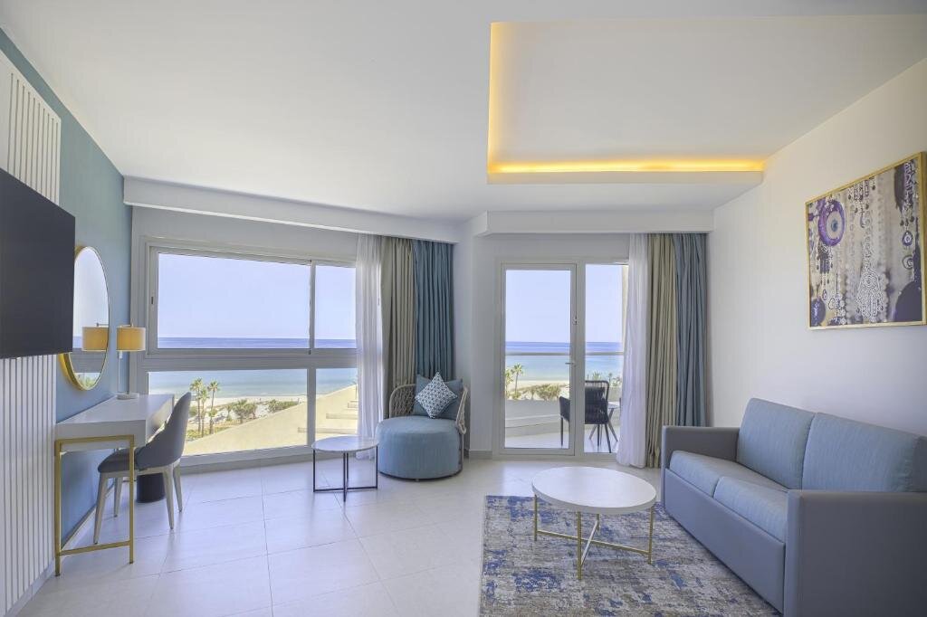 Deluxe One Bedroom Suite with Sea front view 1