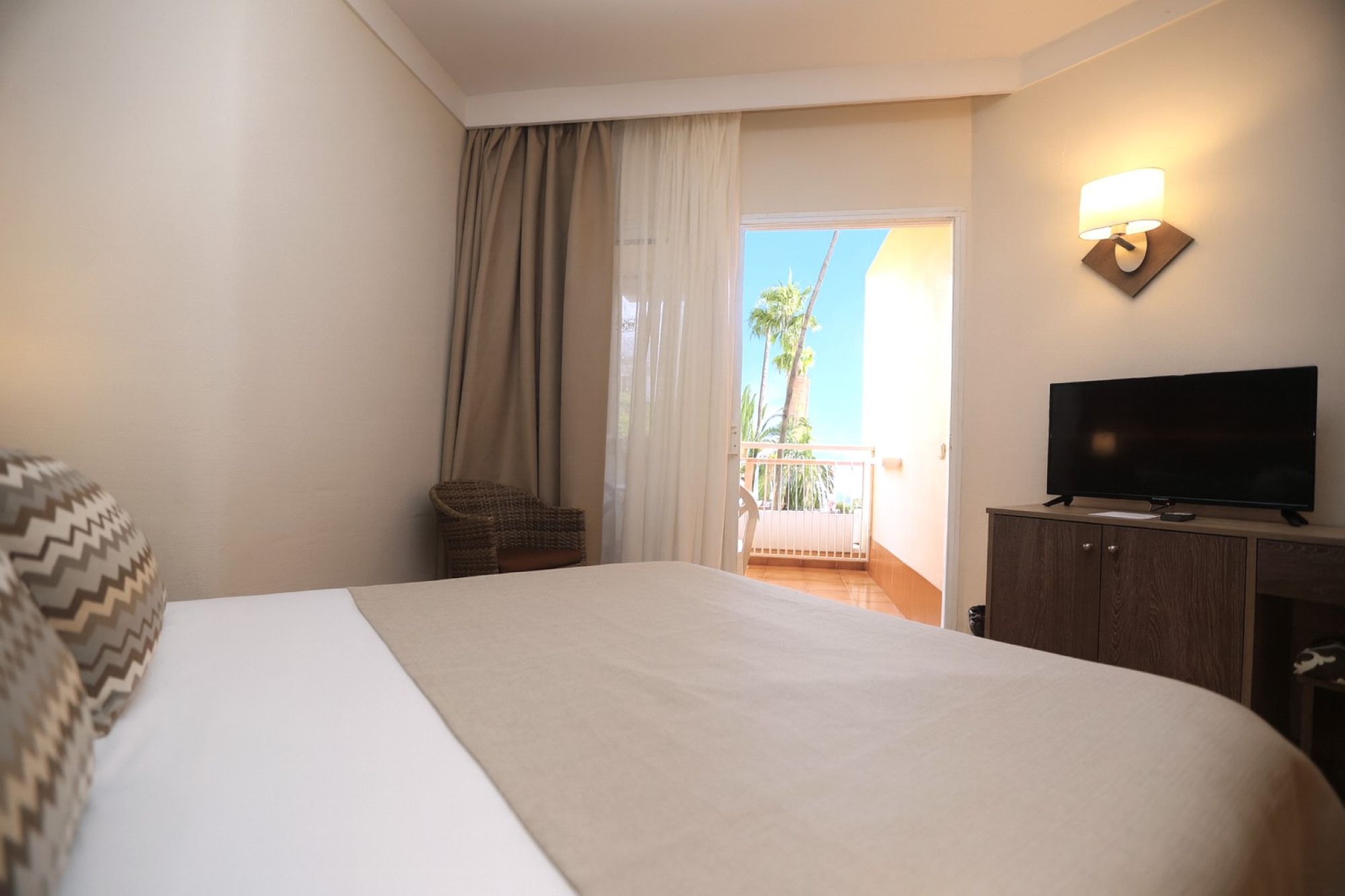 Single Standard Room Pool View With Balcony Or Terrace 2