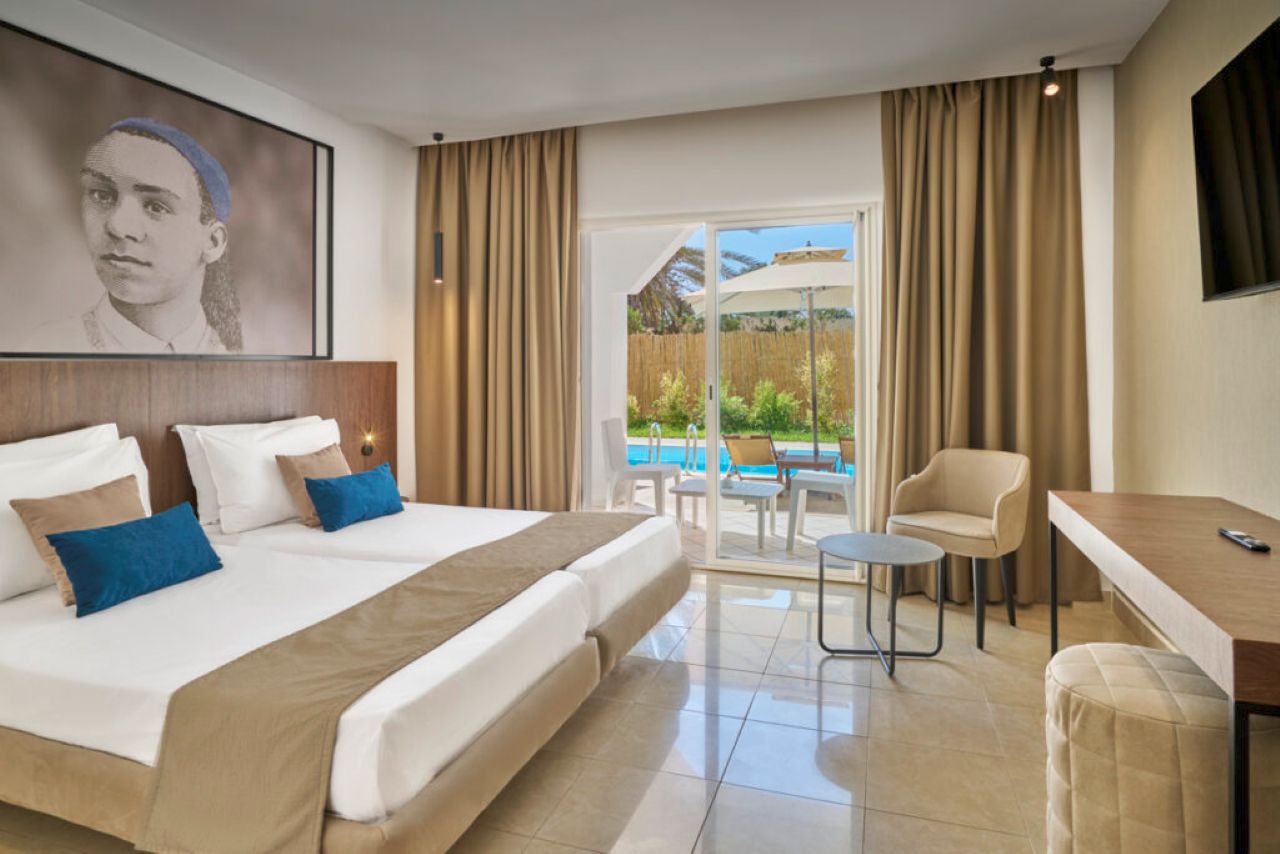 Swim Up Room 1