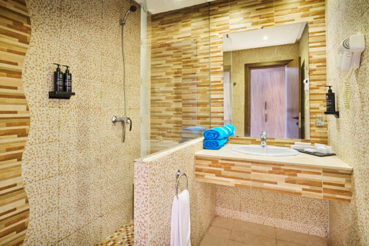 Swim Up Room 2