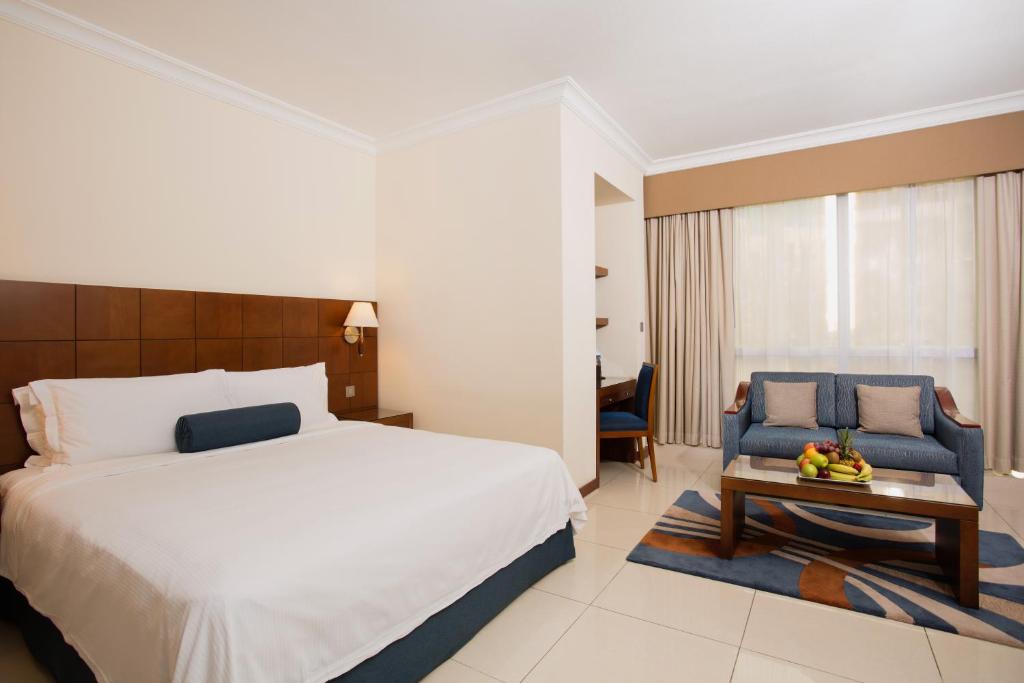 Guest room – king bed 1
