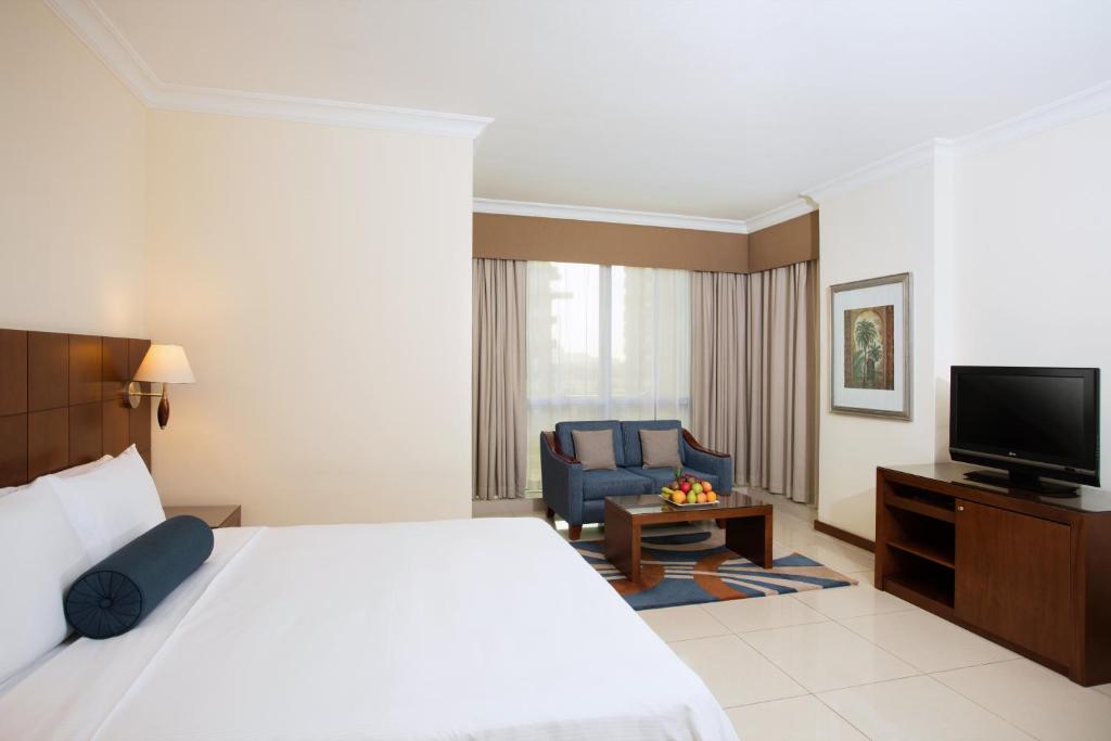 Guest room – king bed 2