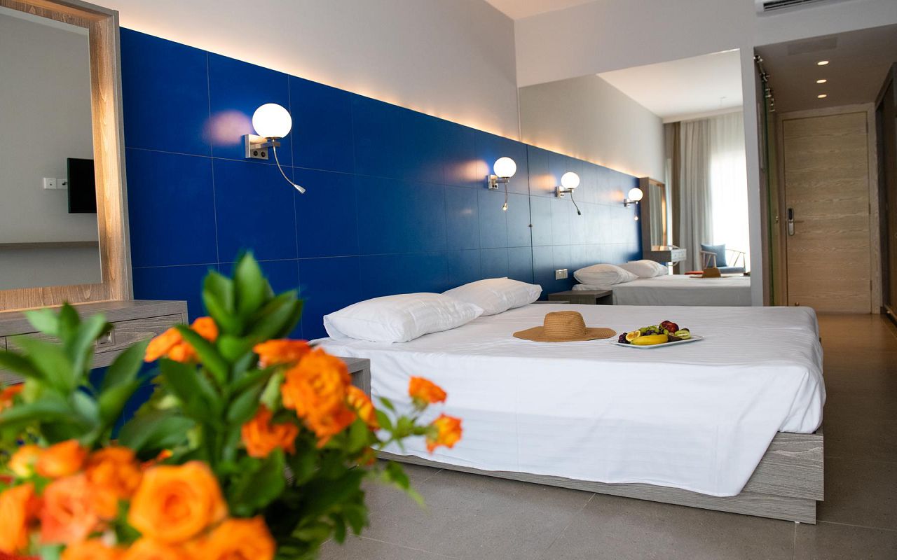 Twin Room Sea View 4