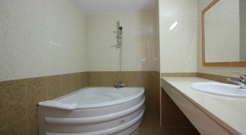 Twin Room Inland View 4