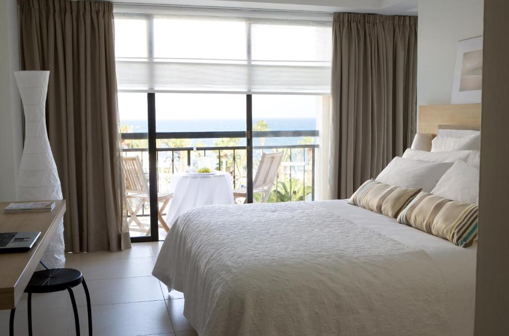 Deluxe Twin Room Pool and Superior Side Sea View 1