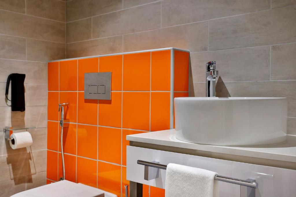 Aloft Guest room 1 King 4