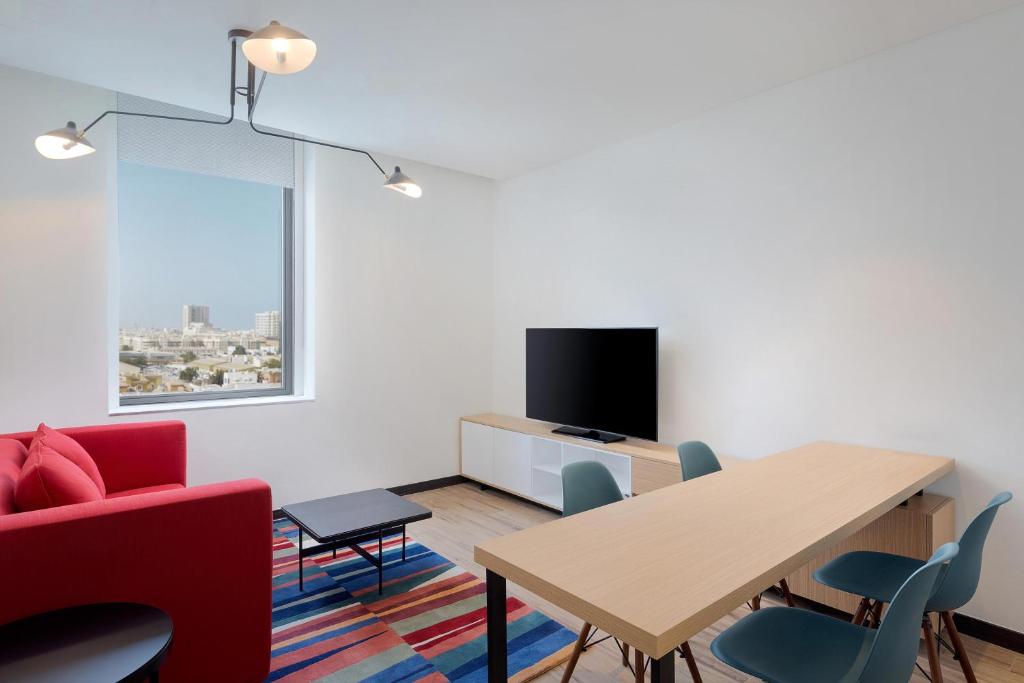 1 Bedroom Suite 1 King City view 4