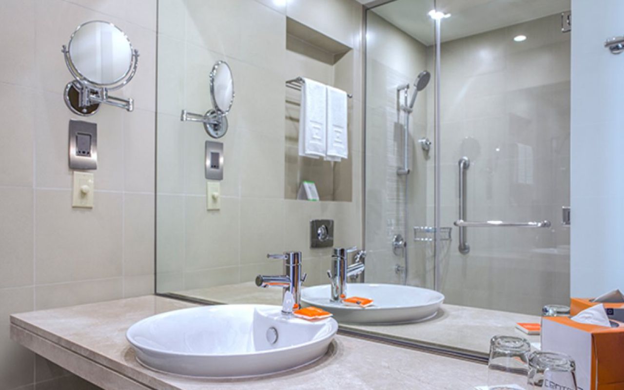Spacious centro room - twin beds 4