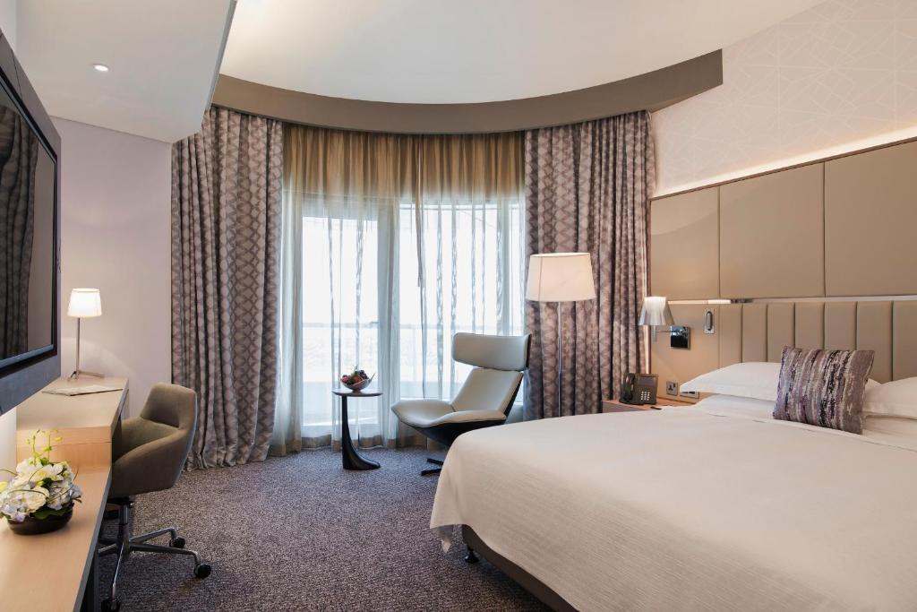 1 Bedroom Suite with Lounge Access 2