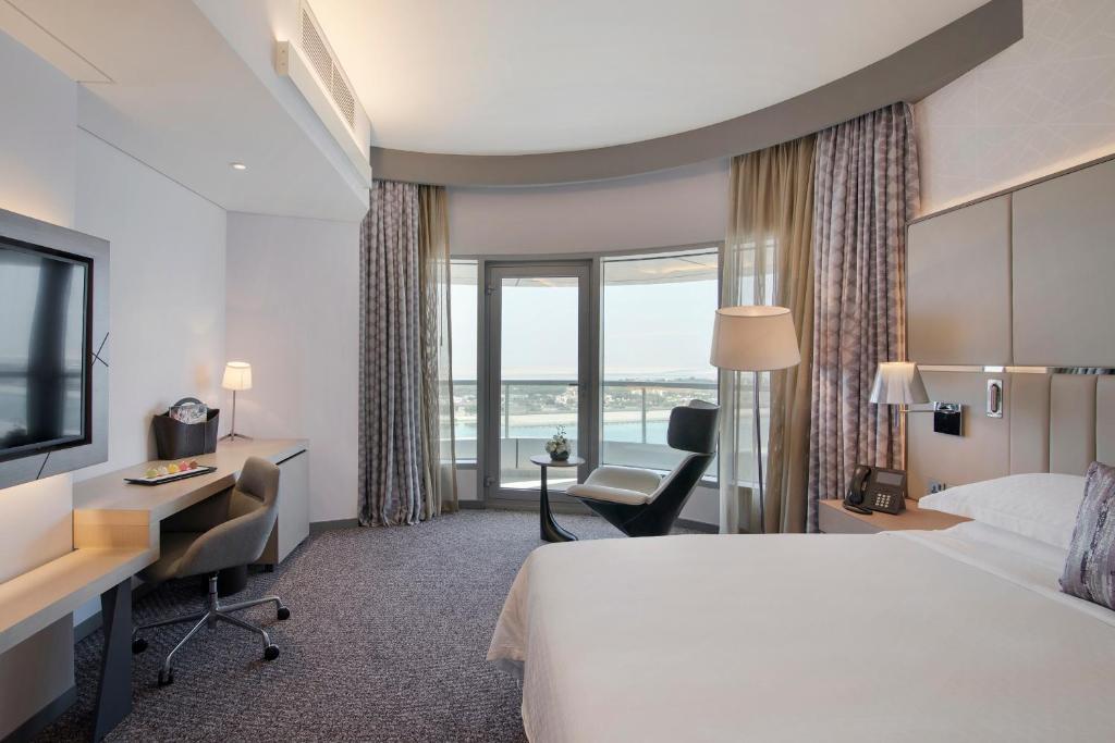 1 Bedroom Suite with Lounge Access 3
