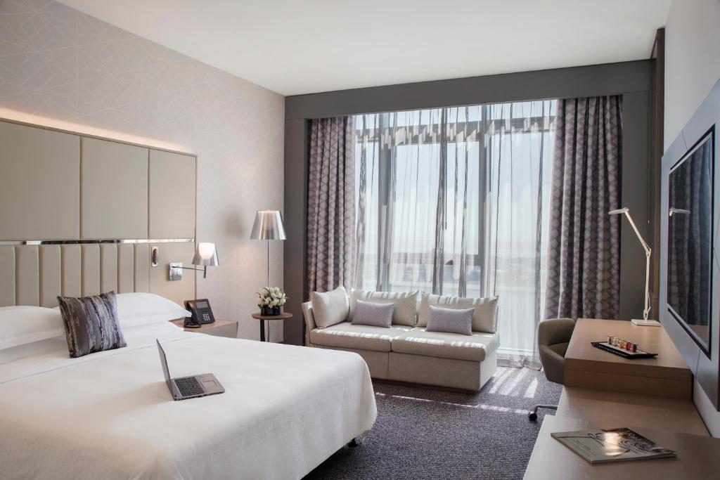 King/Twin Room with Club Lounge Access 1