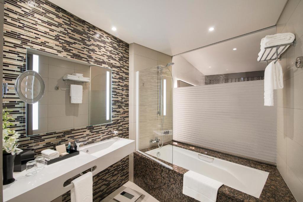 King/Twin Room with Club Lounge Access 2