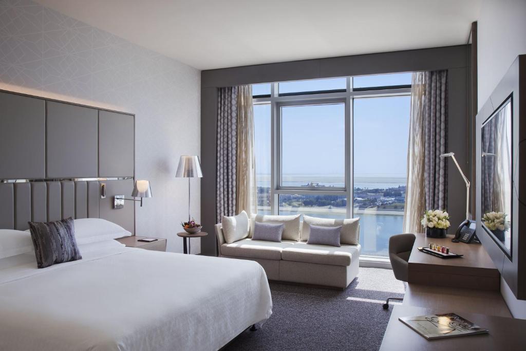 King/Twin Room with Club Lounge Access 4