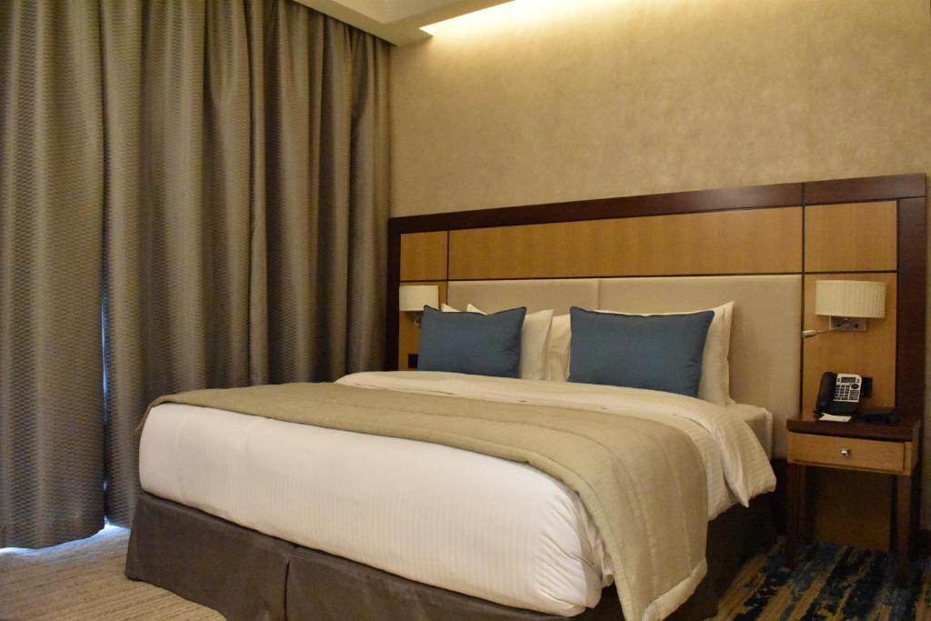 Deluxe King Room 3