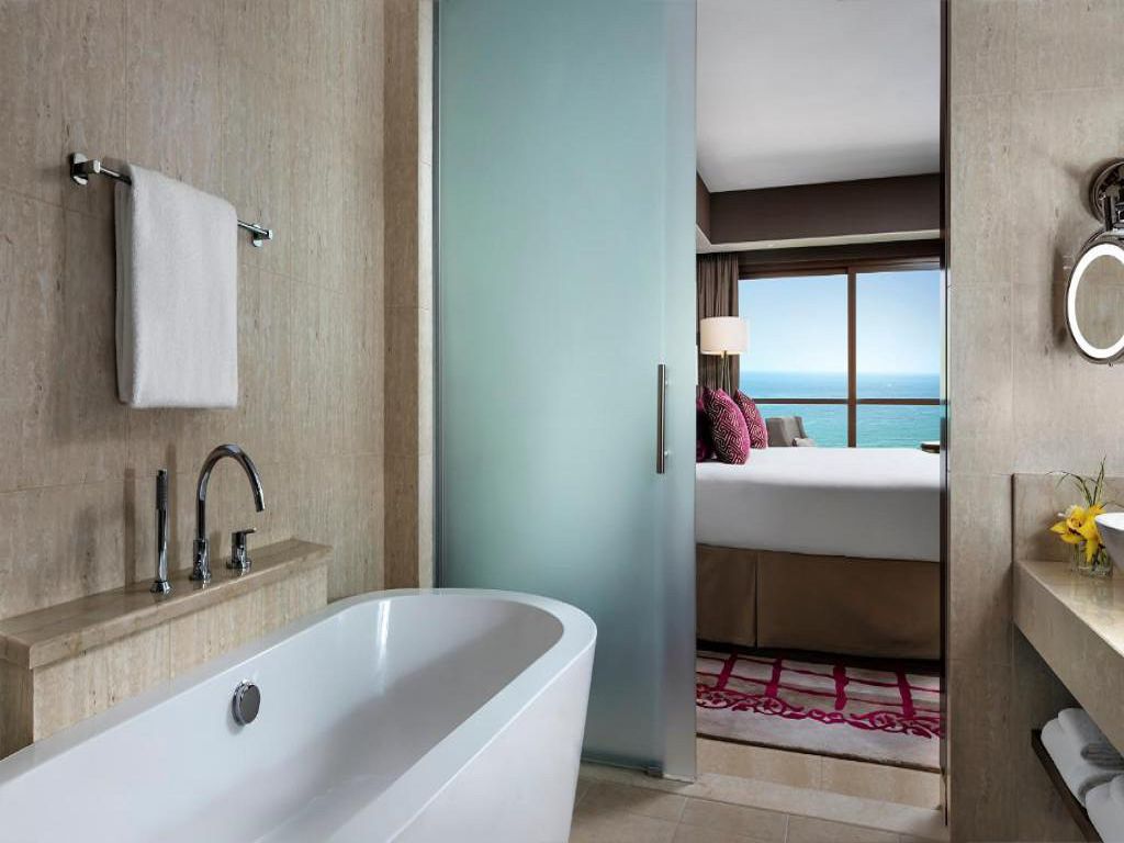 Deluxe King Room 2