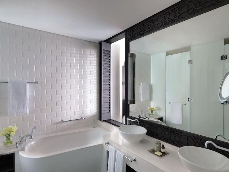 Deluxe King Room 3
