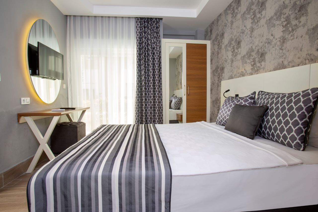 Deluxe Pool Suite 1