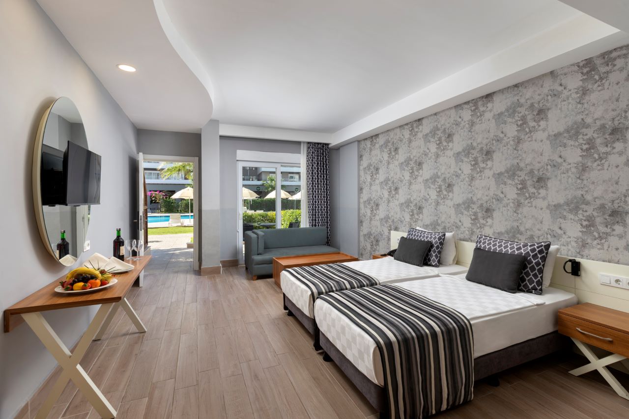 Deluxe Pool Suite 2