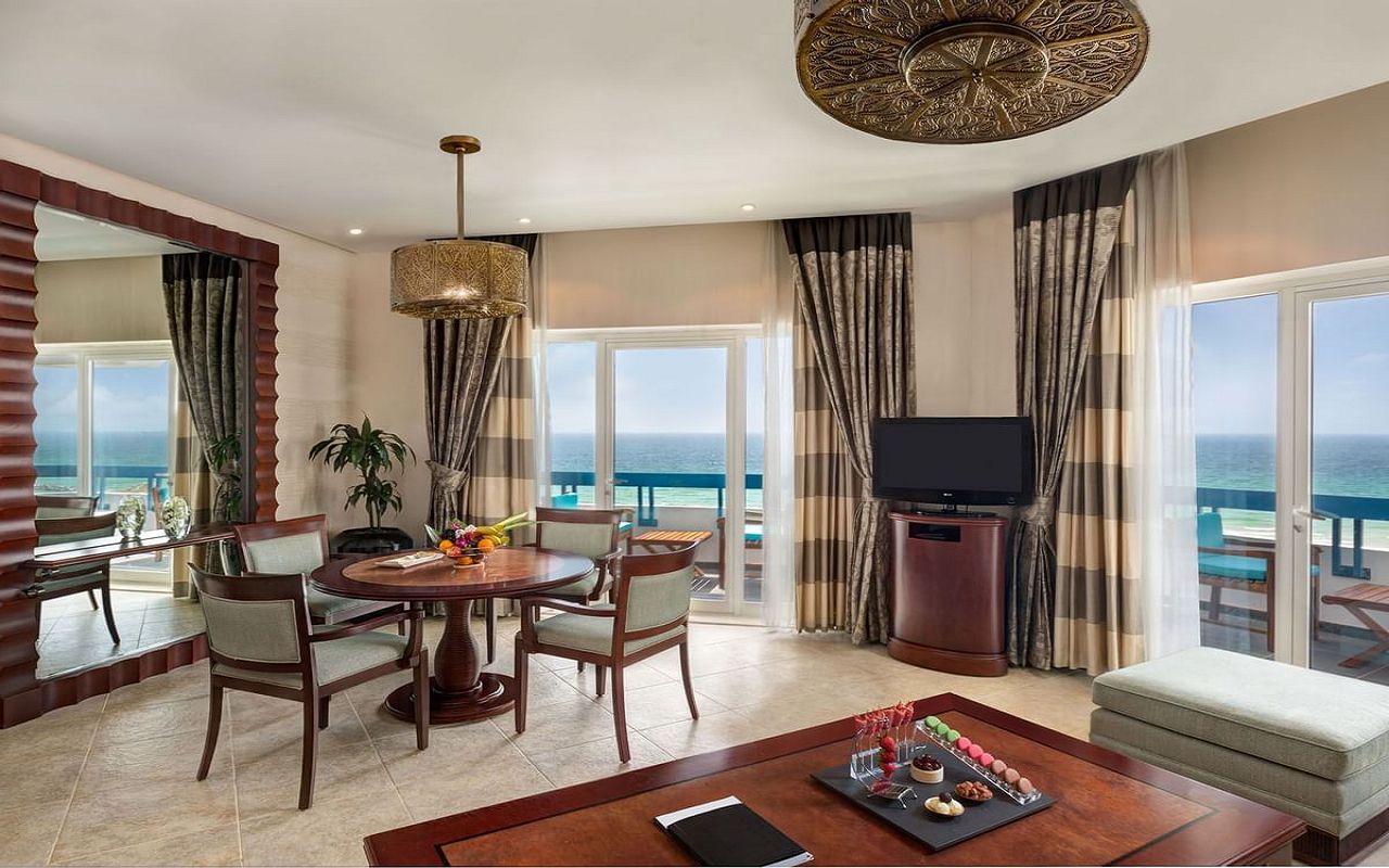 Deluxe Suite Sea View 2