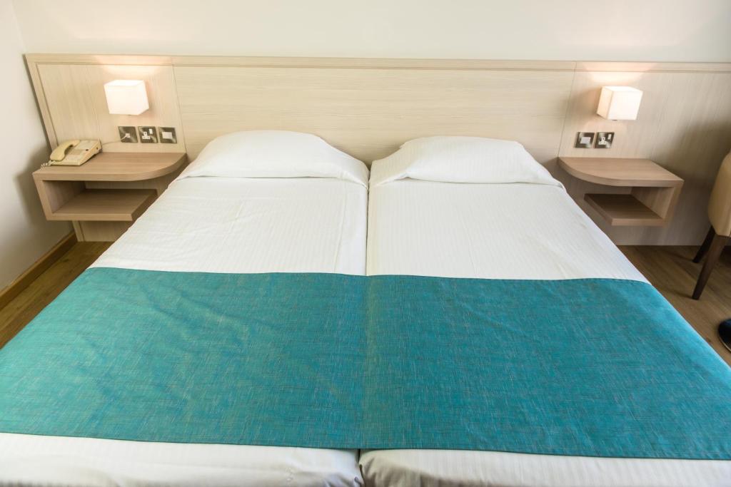 Twin Room Sea View 2