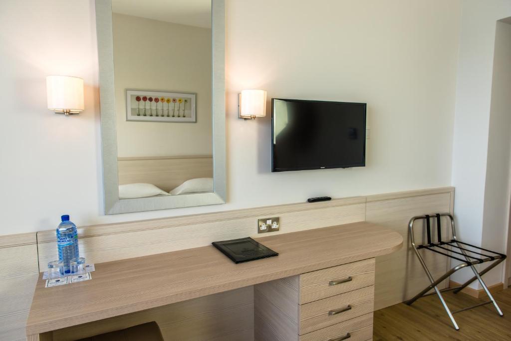 Twin Room Sea View 4