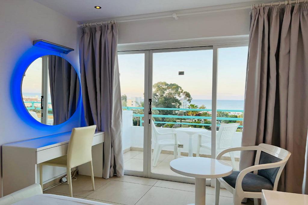 Twin Room Sea View 2