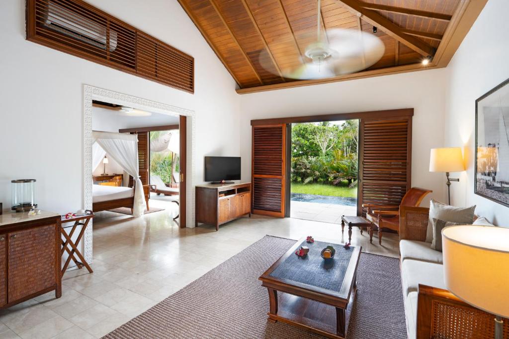 Luxury Ocean Front Pool Villa 4