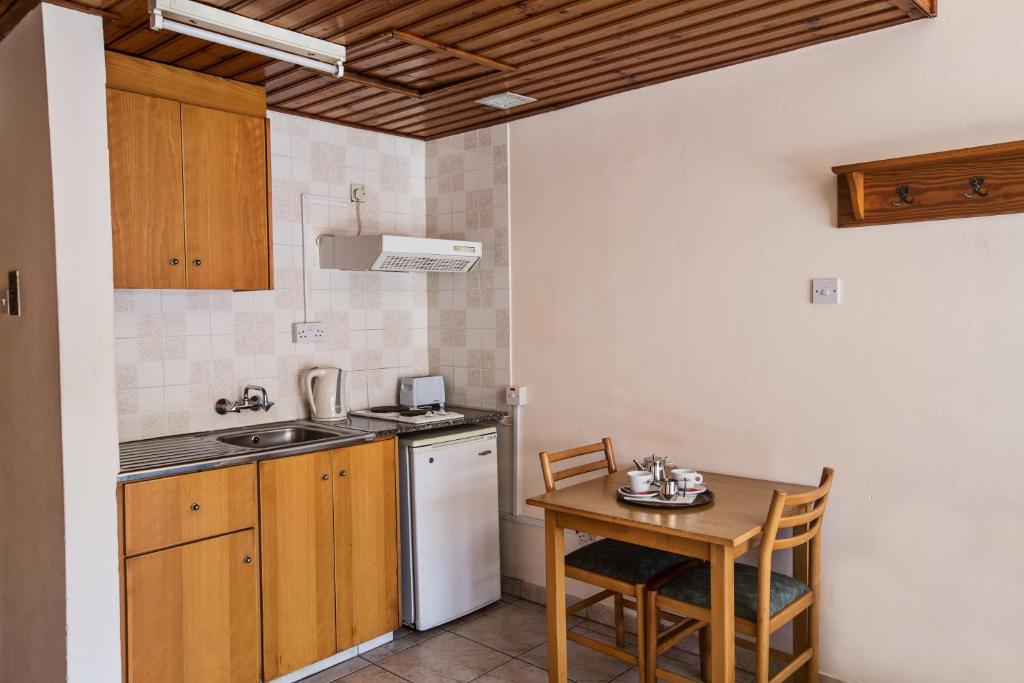 Studio Apartment Inland View 3