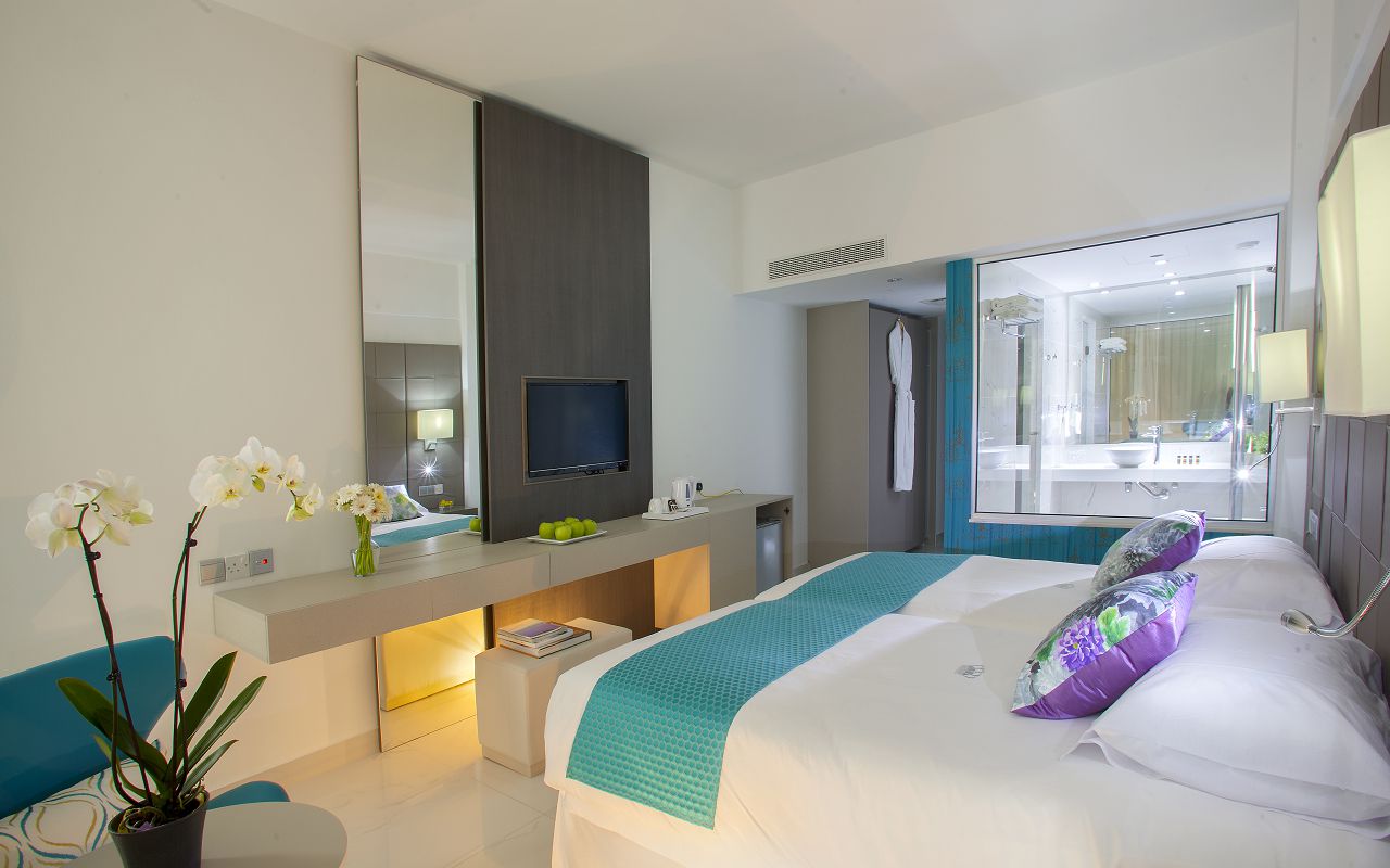 Swim Up Room Sea View 2