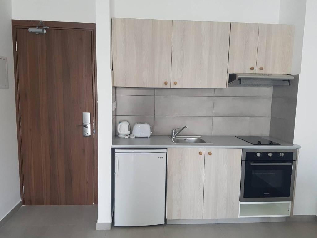 Superior One Bedroom Apartment Inland View 3