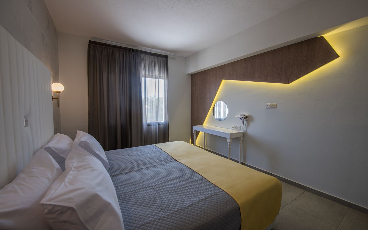 One Bedroom Apartment Inland View 1