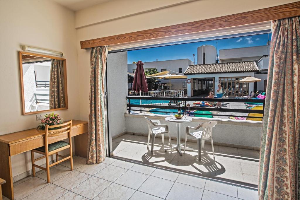One Bedroom Apartment Inland View 2