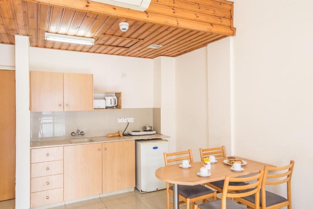 One Bedroom Apartment Inland View 4